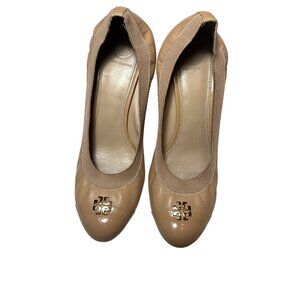 Tory Burch Beige Buttery Leather Wedge Heels Gold Logo Womens Size 10M Classic